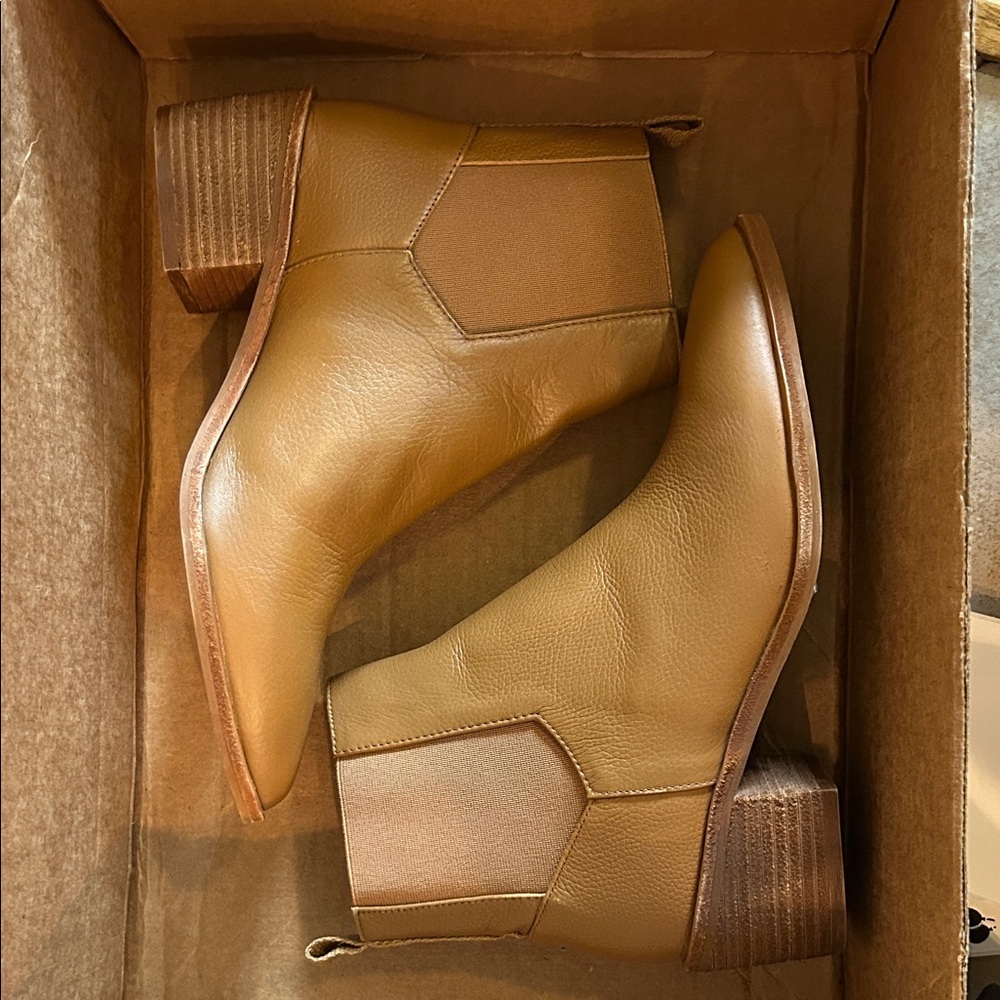 NWOT - Chinese Laundry - Filip Boots